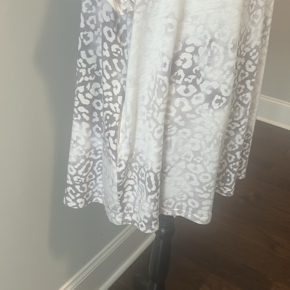 NWOT. Woman’s rounded neckline, short sleeve t-shirt with ombre predator print. - Picture 5 of 9